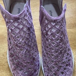 Beautiful Jeffrey Campbell boots size 10 lilac color 1.5 tall